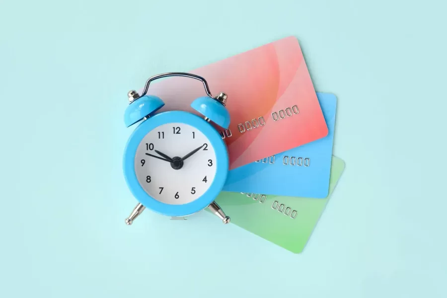 שעון מעורר לצד כרטיסי אשראי - הלוואה חוץ בנקאית מיידית